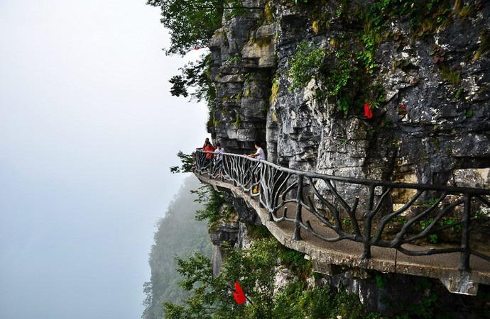张家界天门山景区 天门山玻璃栈道 天门山在哪 张家界天门山景区 天门山玻璃栈道 天门山在哪