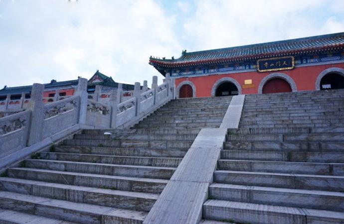 张家界天门山景区 天门山玻璃栈道 天门山在哪 张家界天门山景区 天门山玻璃栈道 天门山在哪