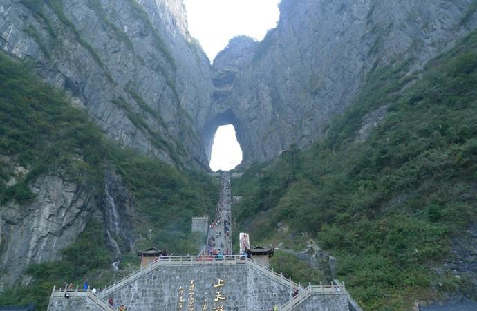 张家界天门山景区 天门山玻璃栈道 天门山在哪 张家界天门山景区 天门山玻璃栈道 天门山在哪