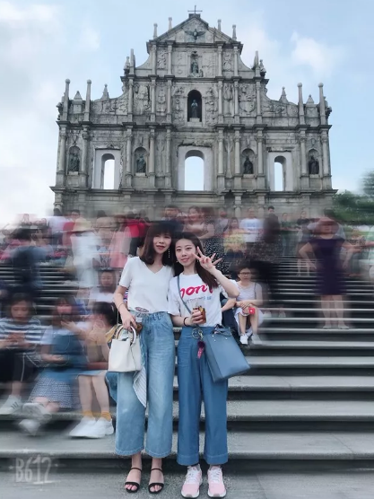 拍照怎么使旁边模糊 拍照怎么使旁边模糊