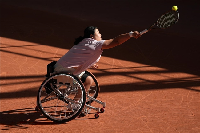 湖州轮椅网球大师赛小组赛收官 中国军团多线晋级半决赛——赛场激战正酣，文化交融生辉，特别时刻显温情