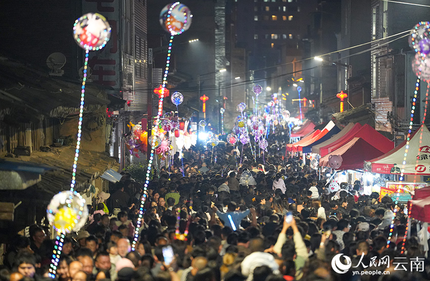 云南陆良：正月十六 “走百病”闹元宵